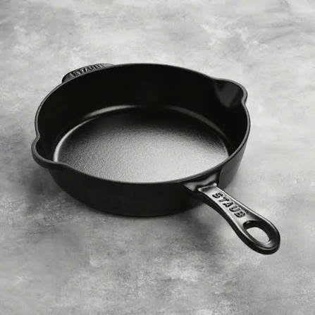 Chảo gang Staub có miệng rót 22cm 1.69L màu đen (1029475)