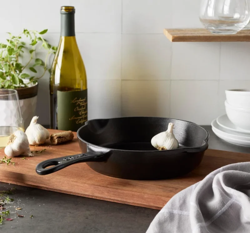 Chảo gang Staub có miệng rót 22cm 1.69L màu đen (1029475)