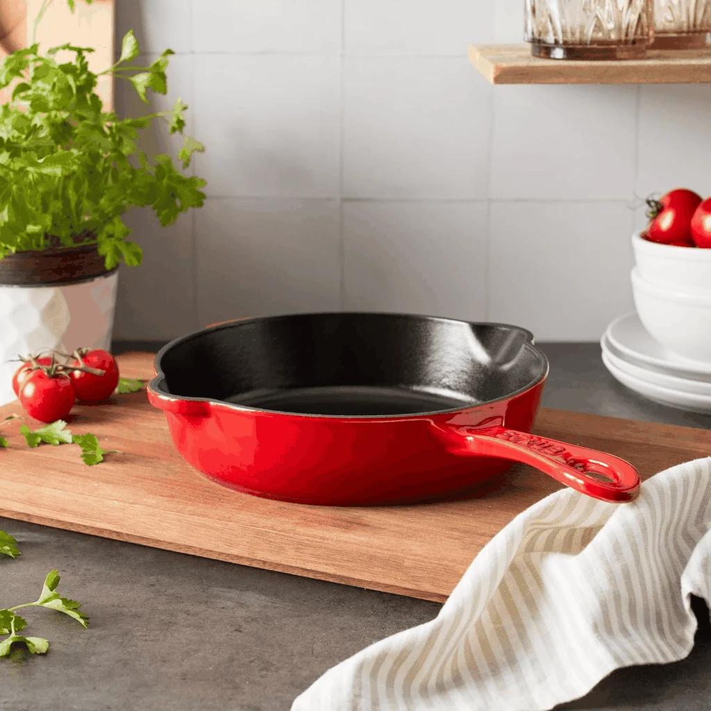 Chảo gang Staub có miệng rót 22cm 1.69L màu đỏ (1029479)