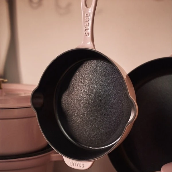 Chảo gang Staub có miệng rót 22cm 1.69L màu hồng Sorbet (1032974)