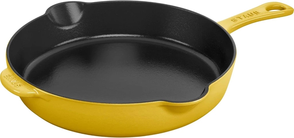 Chảo gang Staub có miệng rót 22cm 1.69L màu vàng (1029495)