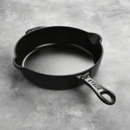 Chảo gang Staub có miệng rót 22cm 1.69L màu đen (1029475)