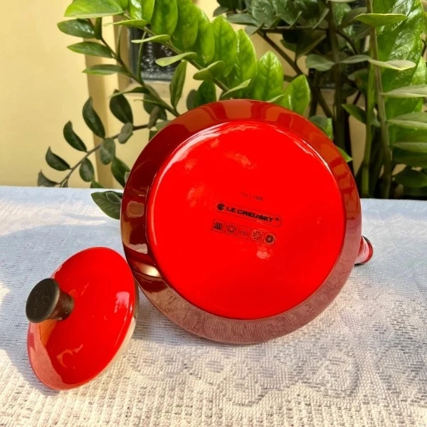 Ấm đun nước Le Creuset Kettle 1,5L màu đỏ 92000900