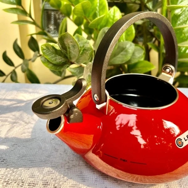 Ấm đun nước Le Creuset Kettle 1,5L màu đỏ 92000900