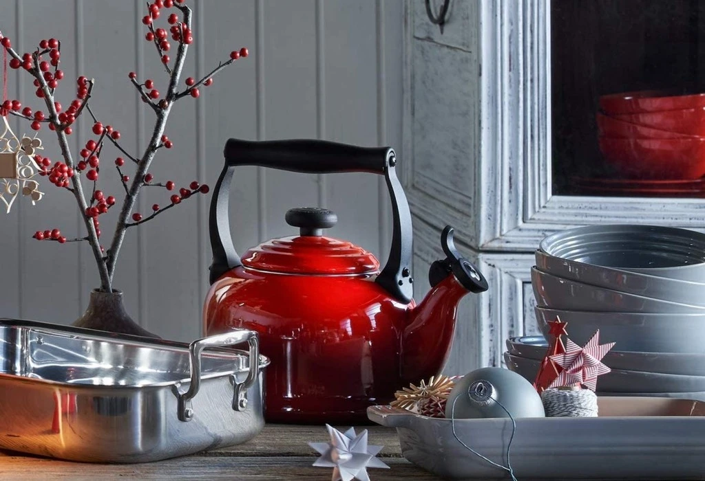 Ấm đun nước Le Creuset màu đỏ 2.1L