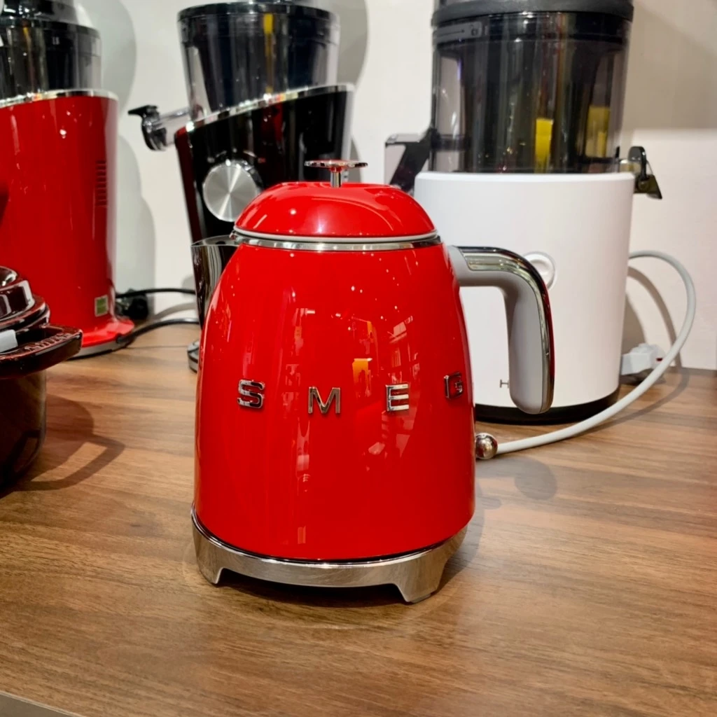 Ấm siêu tốc SMEG KLF05RDEU Red 0,8L 1400W màu đỏ