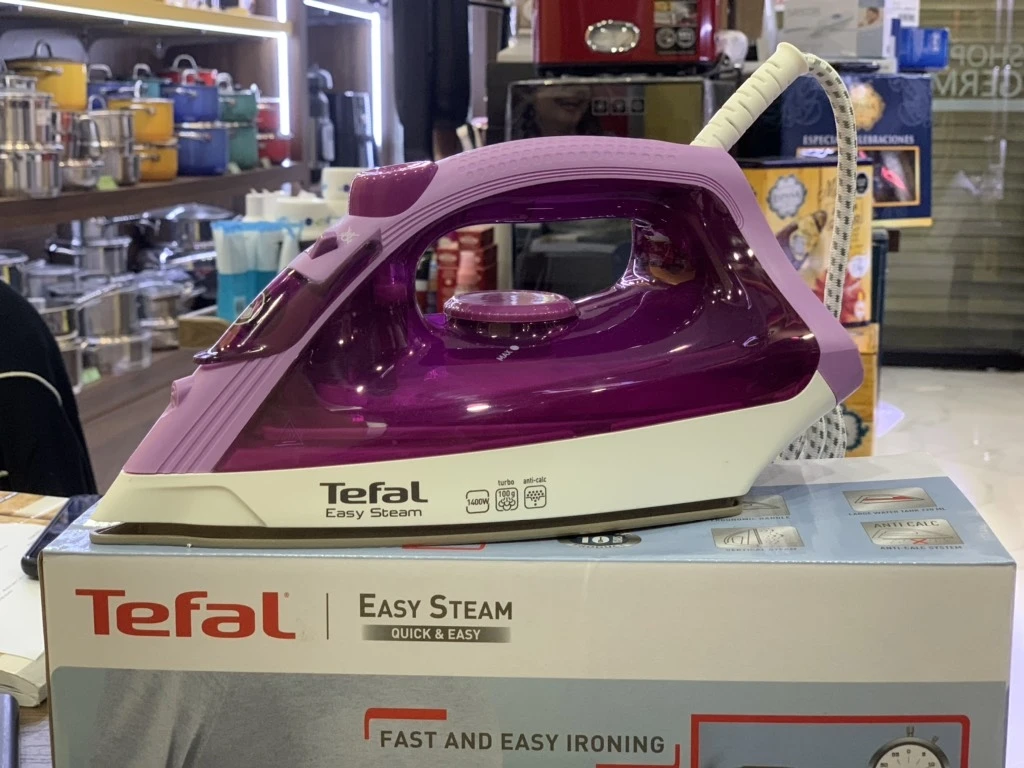 Bàn Là hơi nước Tefal FV1955 Easy Steam 1400W tím
