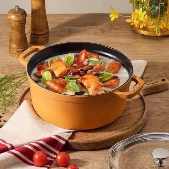 Nồi gang tráng men Staub Cocotte màu vàng mù tạt 3,7 lít