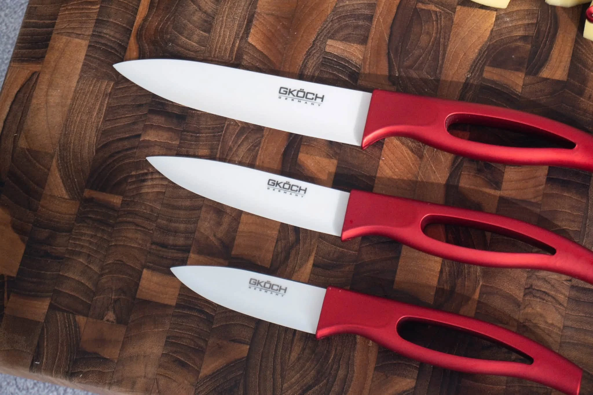 Set dao + nạo nhựa ABS 2 màu, tay cầm bằng nhựa ABS, lưỡi dao chất liệu gốm ceramic, 5 chi tiết/hộp. Model: PK-C33. . Nhãn hiệu: GKOCH