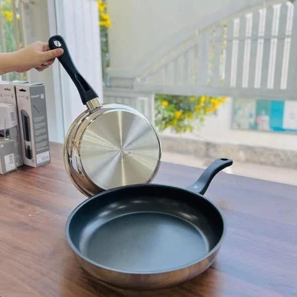 Set 2 chảo chống dính WMF DEVIL FRYPAN 20CM+28CM cán nhựa